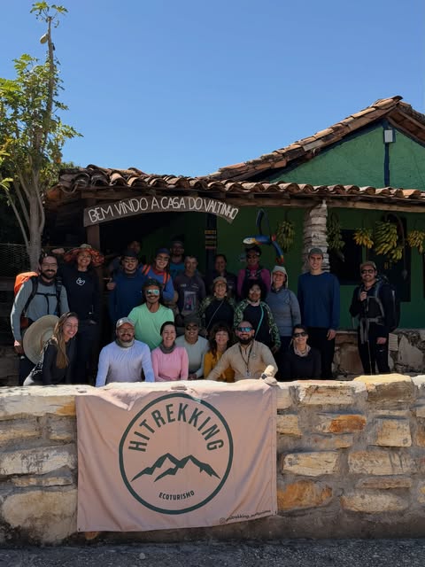 Grupo HiTrekking reunido em frente à Casa do Valtinho