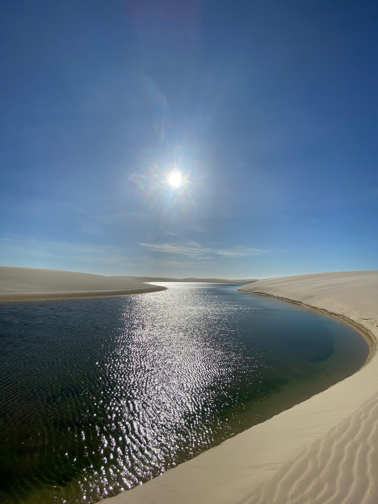 Sol refletido na lagoa entre dunas
