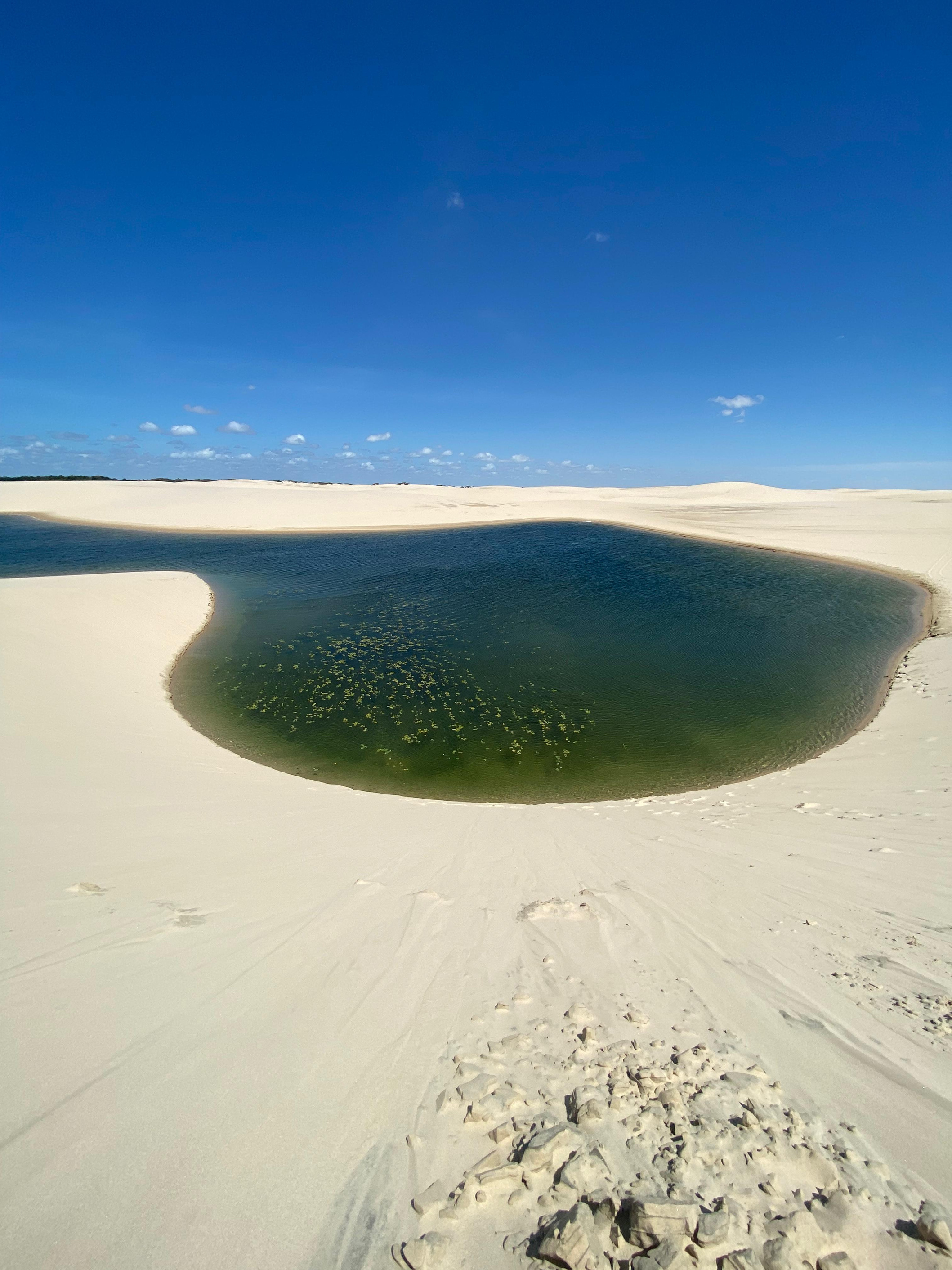 Lagoa cristalina entre dunas brancas dos Lençóis Maranhenses
