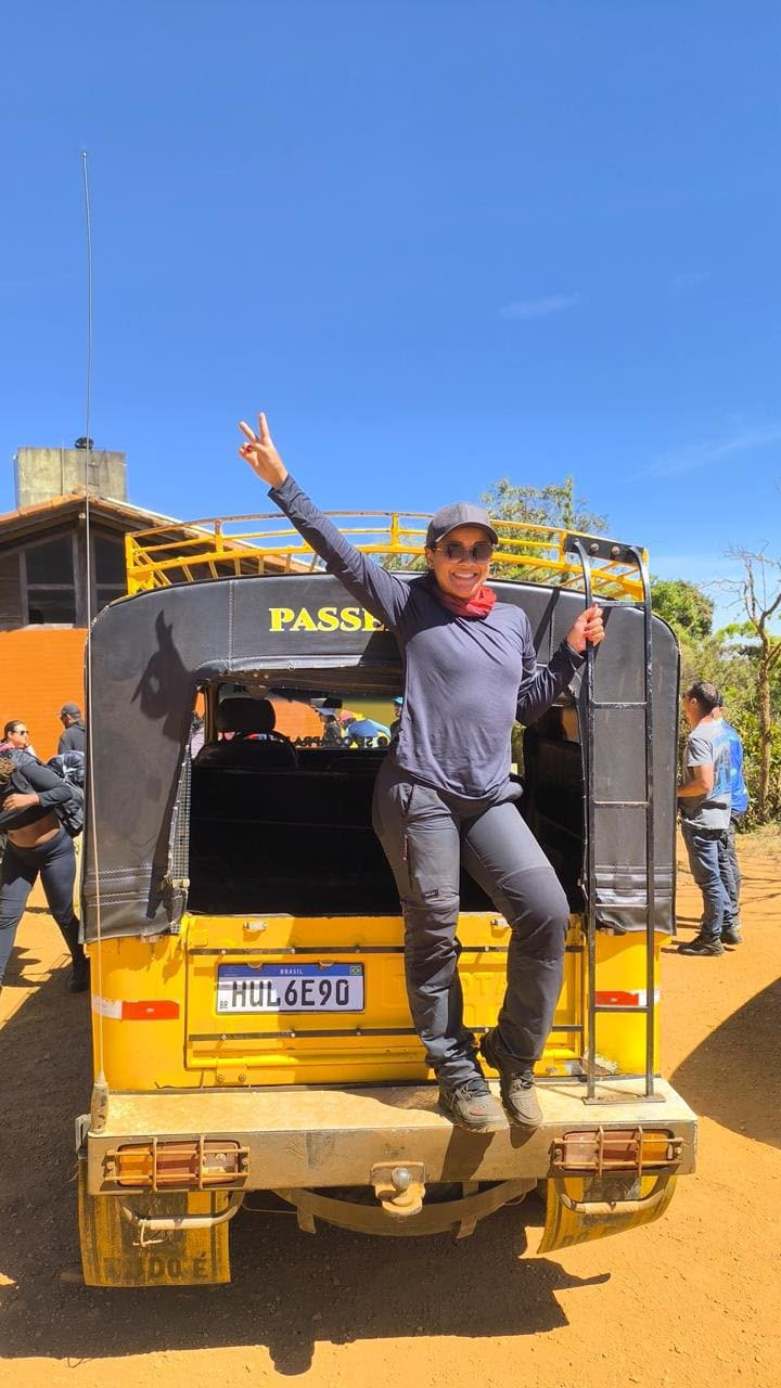Viajante junto ao veículo 4x4 no Caparaó