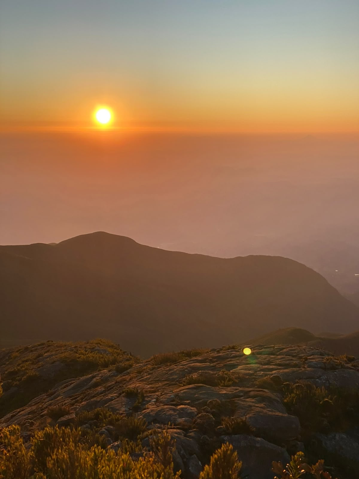 Amanhecer nas montanhas do Pico da Bandeira