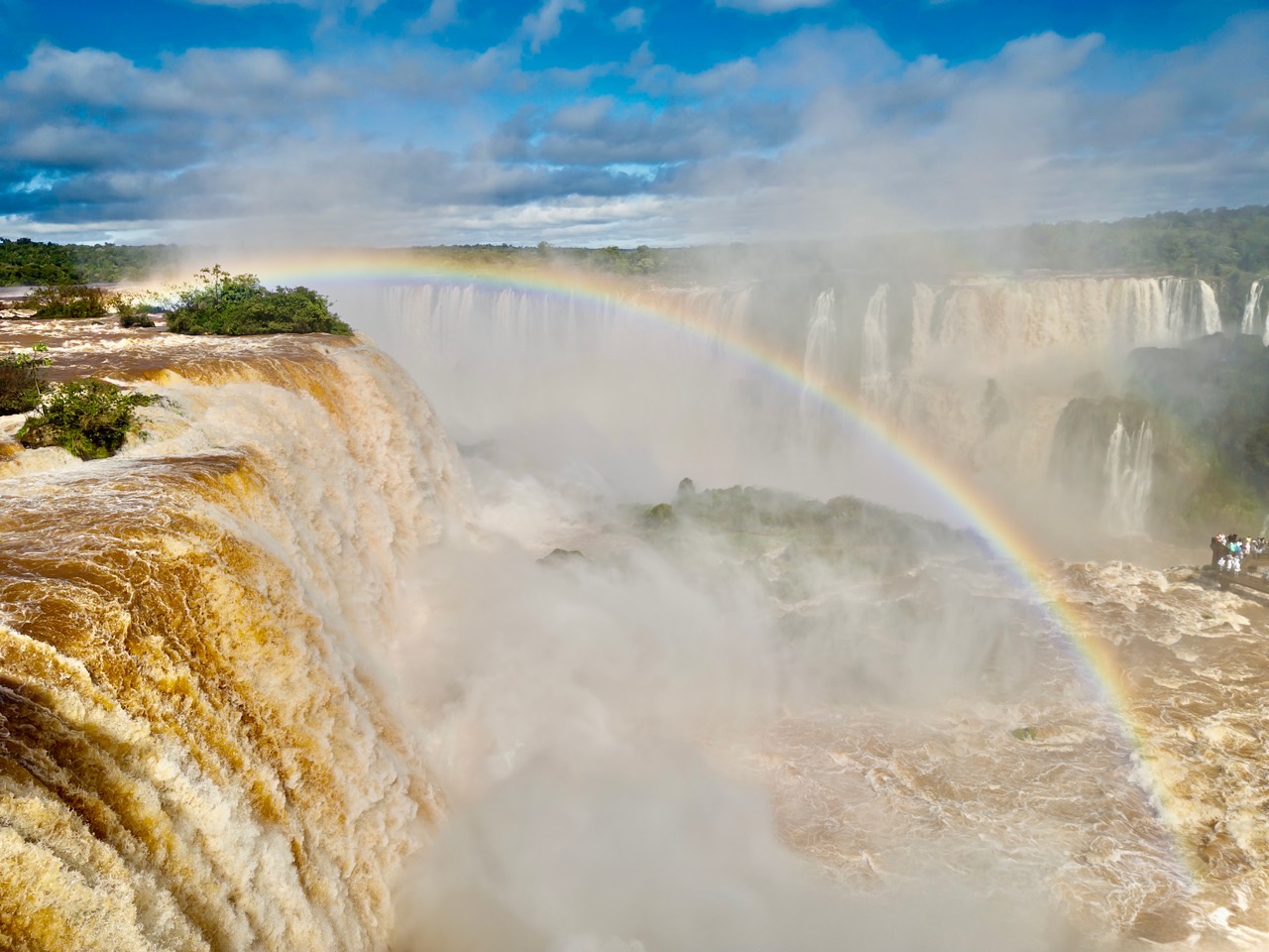 Cataratas do Iguaçu com arco-íris sobre as quedas