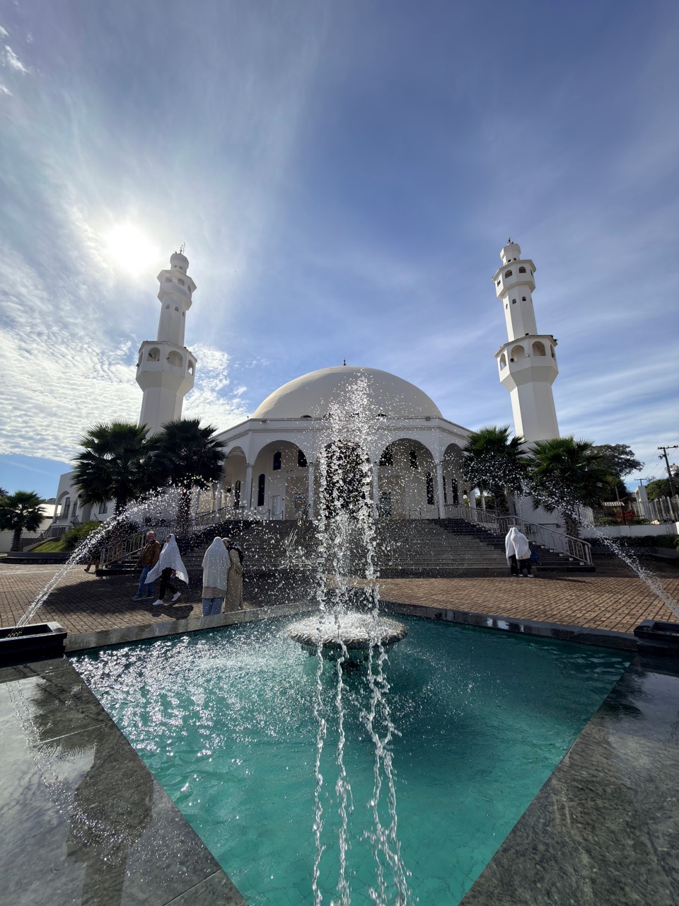 Mesquita de Foz do Iguaçu com fonte no primeiro plano