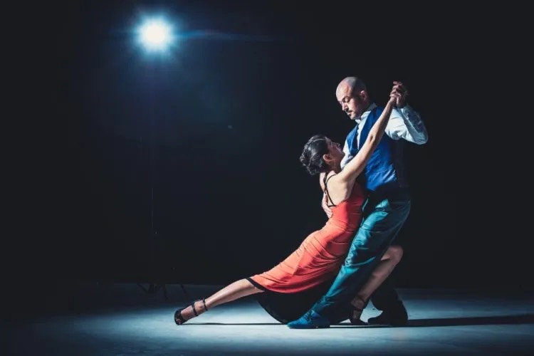 Casal dançando tango no palco